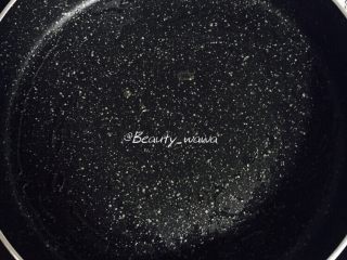 6、快手版老北京春饼（土豆丝卷饼）,用刷子抹匀（防粘）