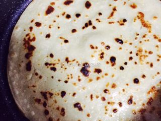 8、快手版老北京春饼（土豆丝卷饼）,等饼皮表面鼓起，翻另一面煎制