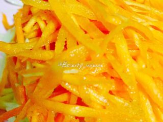 11、快手版老北京春饼（土豆丝卷饼）,胡萝卜洗净擦丝