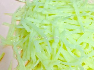 10、快手版老北京春饼（土豆丝卷饼）,土豆洗净去皮擦丝