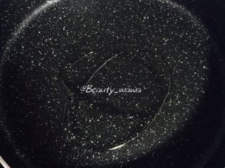 12、快手版老北京春饼（土豆丝卷饼）,锅中淋少许油