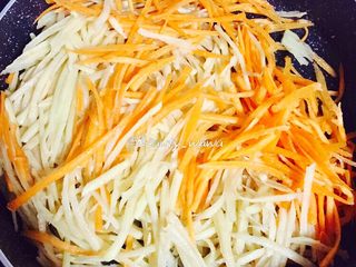 13、快手版老北京春饼（土豆丝卷饼）,下土豆萝卜丝翻炒