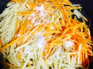 14、快手版老北京春饼（土豆丝卷饼）,加入少许盐炒匀，待土豆丝炒熟变软即可出锅