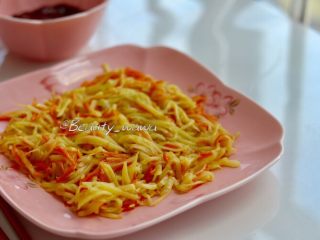 15、快手版老北京春饼（土豆丝卷饼）,装盘（带点颜色更好看，不喜欢胡萝卜也可以不放，一样好吃）