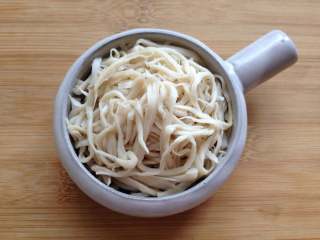 9、凉拌手撕杏鲍菇,再把杏鲍菇中的水分挤干，放入碗中