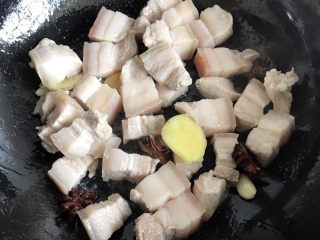 7、秘制软糯可口红烧肉,把五花肉放进去