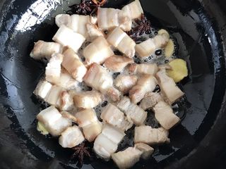 8、秘制软糯可口红烧肉,煸炒五花肉微黄即可，此时炼出的油比较多，被倒出来小半碗（自己看油是否过多，如果多就倒出来一些，煮好的红烧肉口感会更好）