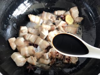 9、秘制软糯可口红烧肉,加一汤匙老抽