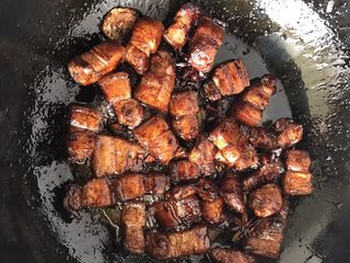12、秘制软糯可口红烧肉,翻炒五花肉上色