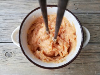 7、宝宝香肠,顺一个方向搅上劲儿（搅上劲儿的肉糜筷子立在里面不倒）。