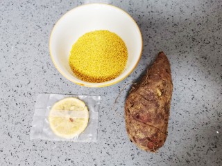 1、紫薯小米粥,准备紫薯，小米，柠檬片