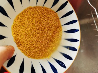 2、紫薯小米粥,小米淘洗两遍控水