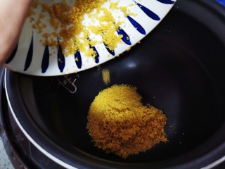 3、紫薯小米粥,放入电压力锅