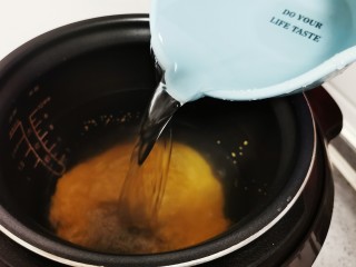 4、紫薯小米粥,加入清水