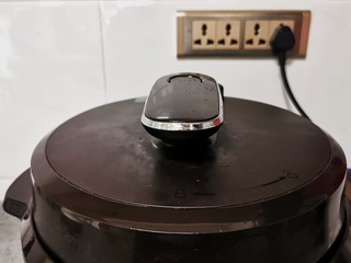 5、紫薯小米粥,盖上锅盖插电