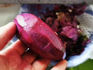 7、紫薯小米粥,紫薯去皮