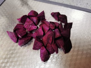 8、紫薯小米粥,切成块