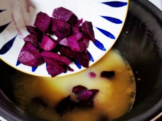 9、紫薯小米粥,倒入煮好的小米粥里
