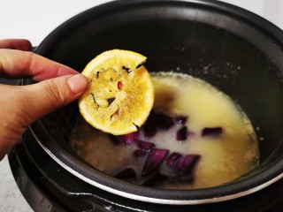 10、紫薯小米粥,加入柠檬片