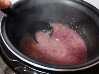 12、紫薯小米粥,煮沸后多次搅拌，火力挺大，容易溅出来