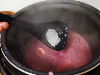 13、紫薯小米粥,时间到后放入冰糖