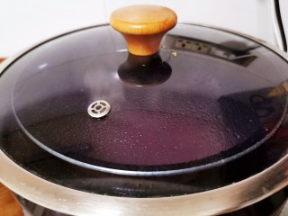 14、紫薯小米粥,盖上普通的锅盖焖5分钟