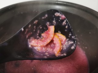 15、紫薯小米粥,最后捞出柠檬片即可上桌