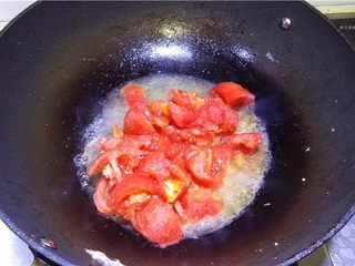 5、蕃茄豆腐煲,锅中放适量油，将蕃茄放入煸炒。