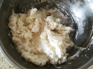 5、紫薯馅水晶饼,用刮刀快速搅匀后，加盖焖上半小时（最好是一边加开水，一边用刮刀搅拌至无干粉）