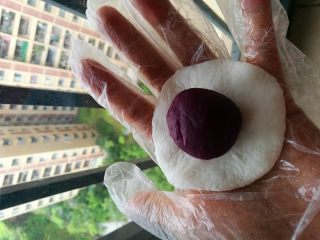 11、紫薯馅水晶饼,放入紫薯馅一个，慢慢地收笼，将紫薯馅包起，搓圆