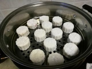 13、紫薯馅水晶饼,直接脱模到蒸锅上。其它面团依次做好，摆入蒸锅中，我静置约半小时，水开后蒸15分钟关火。放凉就可以开吃了。