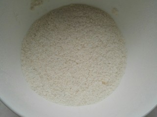 6、芝麻玉米面白糖饼,白糖倒碗中，倒入适量面粉拌匀。