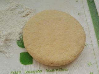 9、芝麻玉米面白糖饼, 翻面用手轻轻按扁，让馅料分布均匀。