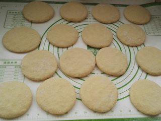 10、芝麻玉米面白糖饼, 盖布(或保鲜膜，防干皮)醒发十来分钟（具体看面剂状态，感觉明显变大就可以了）。