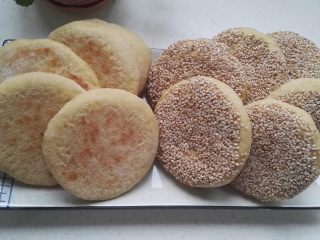 17、芝麻玉米面白糖饼,依次炕完所有生胚。