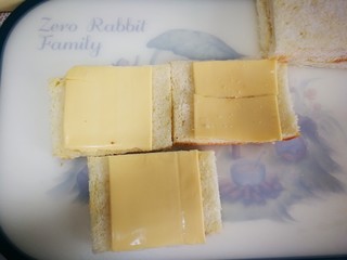 4、三明治～快手早餐,摆上芝士片