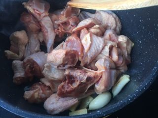 8、香菇栗子炖鸡,炒出香味后倒入鸡块