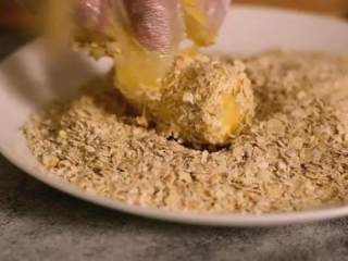 3、一道吃了能让人开心的脆皮燕麦香蕉,将香蕉依次裹上淀粉、蛋液、燕麦