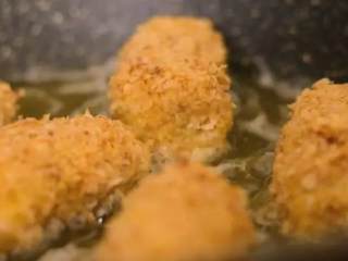 6、一道吃了能让人开心的脆皮燕麦香蕉,小火慢慢炸到金黄色