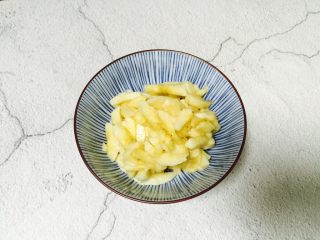 2、香蕉派（饺子皮版）,香蕉去皮切丁备用
