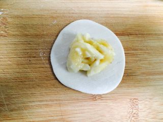 4、香蕉派（饺子皮版）,放入适量的香蕉，边角沾点水