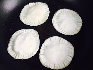 9、香蕉派（饺子皮版）,放入香蕉派小火慢煎片刻