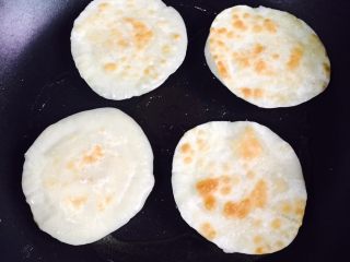 10、香蕉派（饺子皮版）,再翻面小火慢煎至表面金黄即可