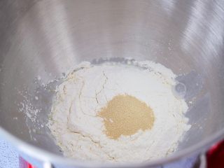 2、六角星面包,把材料除了黄油外全放入海氏厨师机中