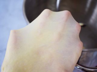 5、六角星面包,直到揉至完全阶段,就是可以拉出薄薄的膜即可