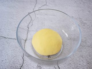 6、六角星面包,取出揉圆放入容器中