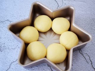 9、六角星面包,把面团揉匀揉圆放入烤盘中