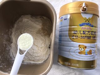 1、葱油花卷,酵母加入温水中搅拌均匀，慢慢加入面粉、澳优能立多配方奶中搅拌成絮状，揉捏成光滑的面团