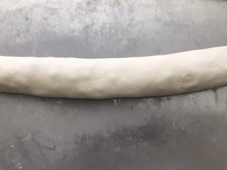 5、葱油花卷,从一端卷起