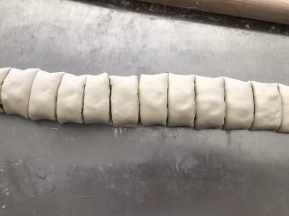 6、葱油花卷,用锋利的刀切成宽度约2cm的剂子。